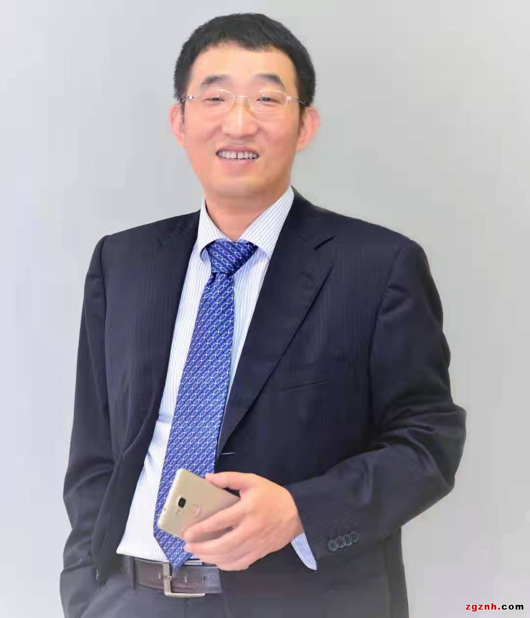 李剛，華為公司原副總裁，1996年加入華為，是公司早期創(chuàng)業(yè)、研發(fā)、拓展市場的功臣，2020年從華為功成身退。對企業(yè)戰(zhàn)略、文化、人力資源、產(chǎn)品研發(fā)，市場營銷，技術(shù)服務(wù)、質(zhì)量與運營等方面有豐富的實戰(zhàn)經(jīng)驗。華為管理體系貢獻最高榮譽獎&ldquo;藍血十杰&rdquo;獲得者，華為大學&ldquo;金牌講師&rdquo;。