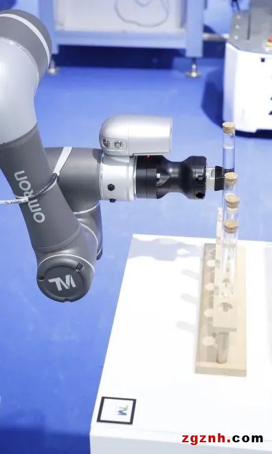 歐姆龍協(xié)作機器人在生物醫(yī)療樣品搬運上的應用