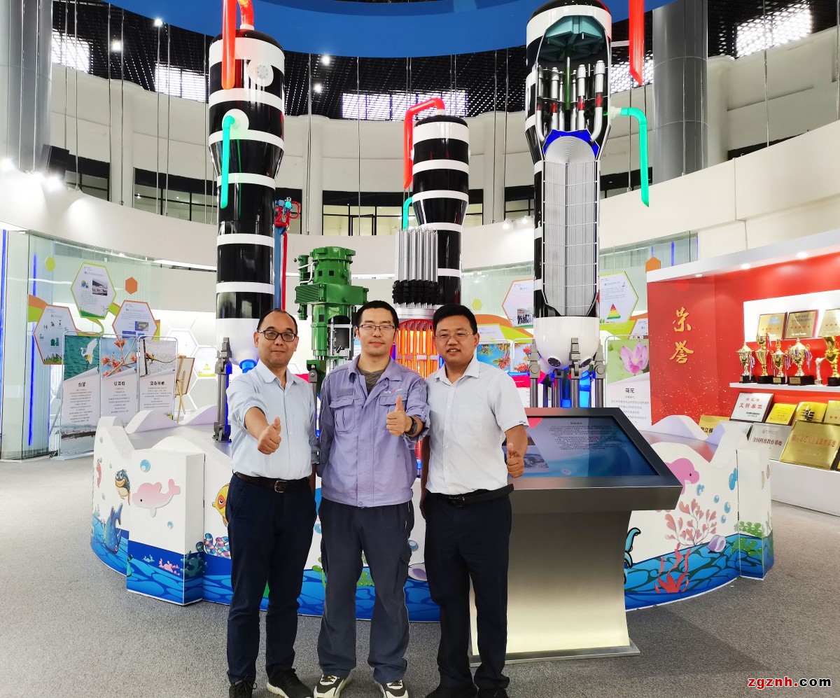 陽(yáng)江核電站合影